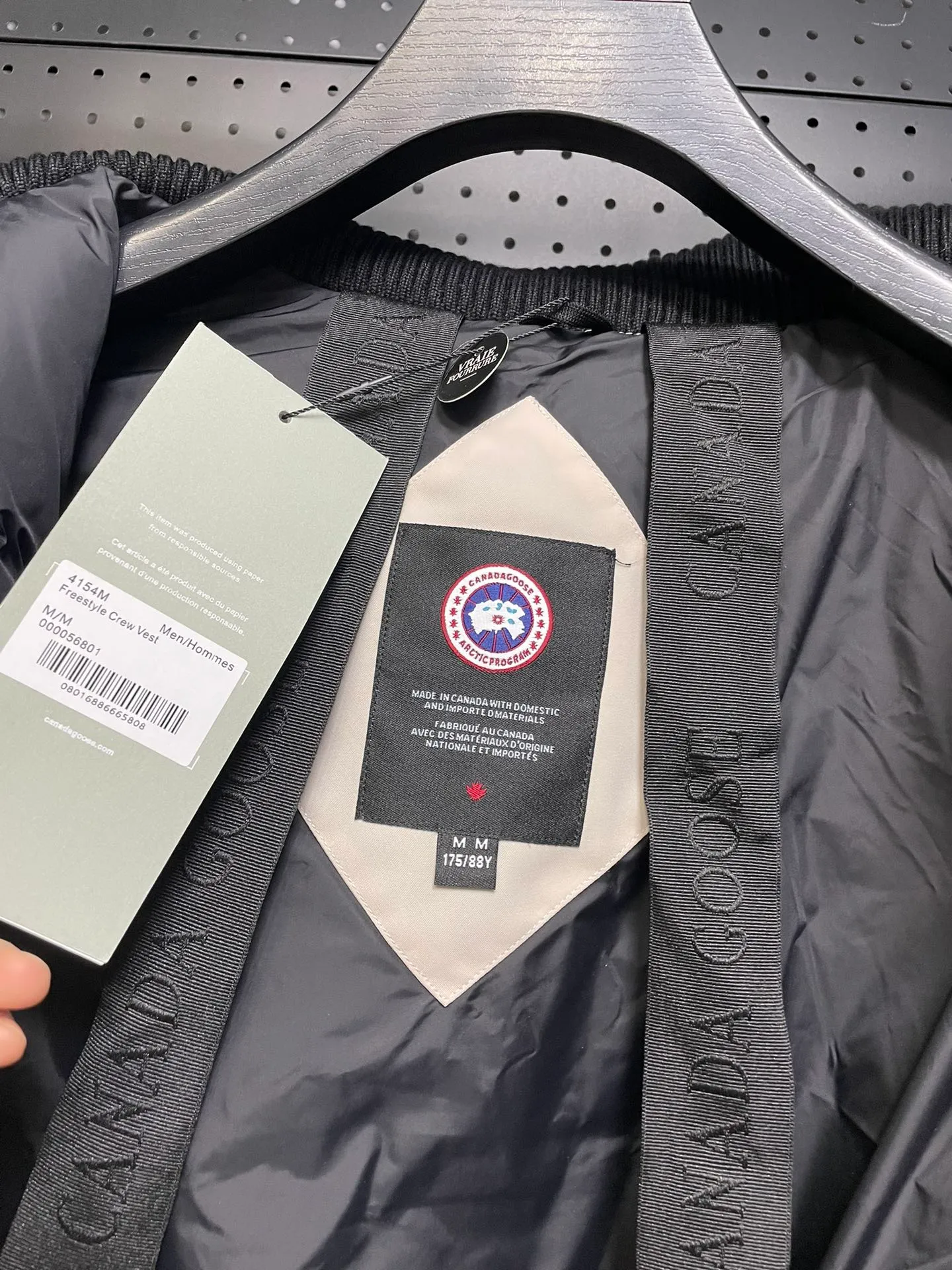 P800 forester men's new model black 24 models Canada Goose (Canada Goose) Men's model xs-xxl The highest version on the market! 🔥 Recommendation of single product for autumn and winter hard goods # Produced by OEM canada goose # The Canadian brand canada goose has always been recognized as the warmest down jacket, and its existence can often be seen in the winter street photos of various celebrities. I make Canada Goose every year, but I still can’t get rid of my love for it. No matter how cold the weather is, there’s no need to be afraid! Because this year, as always, we will provide you with ruthless goods and prepare large quantities of goods. I believe that the market has become a bit chaotic, but we are not afraid. Only good things are competitive, not comparing prices! No one is stupid enough to quote a high price and send old customers away! Look at price in the short term and quality in the long term! If you care about quality, please respect its price! If what you want is cheap, please don't expect good quality! You get what you pay for, this is the rule of the market! We really value quality. It is only worn by the one who understands you! Filling content: 90 international standard duck down! I won’t say much more, everyone sells their own goods! Regarding the down content, you can feel it with your hands. There is nothing wrong with good down. Another customer said that the clothes are very light, but the ones on the market are very heavy. For us insiders, adding some filament to the clothes will make them look bulging and heavy. But we won't do that! 🔥Pure original fidelity! 🔥Everyone who has been cooperating with us in the past few years knows that the large-scale wholesale market products are incomparable to us. You are welcome to visit the brick cabinet and then come to my home to buy! It is the legendary warmest down jacket. A goose and a single layer of clothing can withstand minus 20 degrees Celsius! Known as a must-have for Arctic outdoor sports! The most popular down jacket in the world, celebrities are rushing to buy it, it is a must-have!